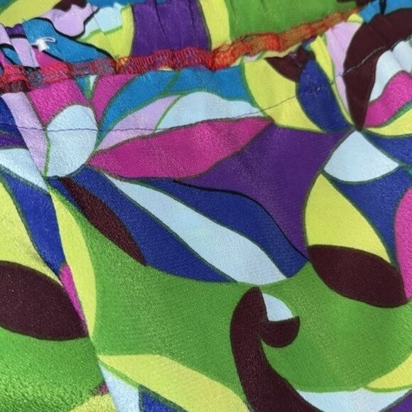 Colorful Womens 2-Piece Outfit With Abstract Print - Short-Sleeve Top & Elastic - Picture 5 of 10